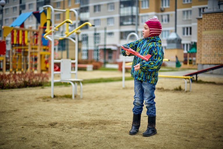 Sicheren Kinderspielplatz im Garten errichten