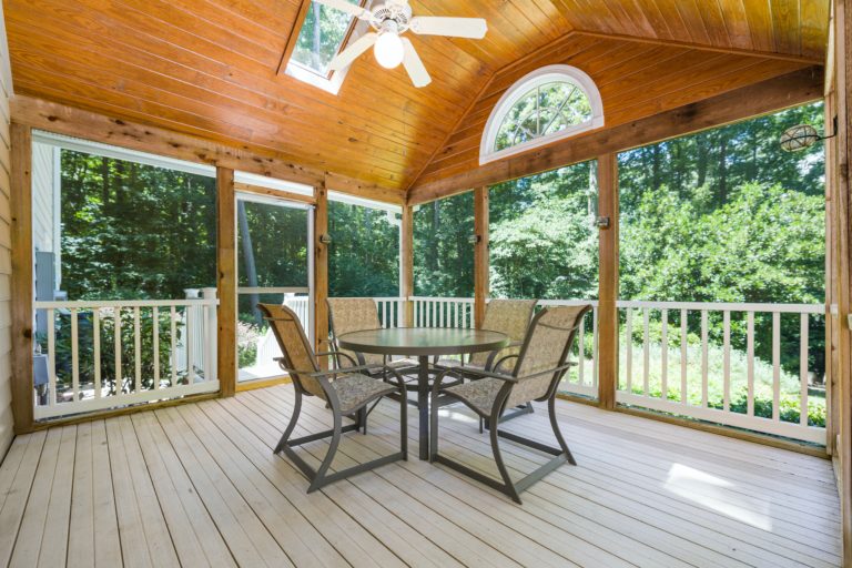 Terrasse im neuen Look erstrahlen lassen: Zum gemütlichen Außen-Wohnzimmer